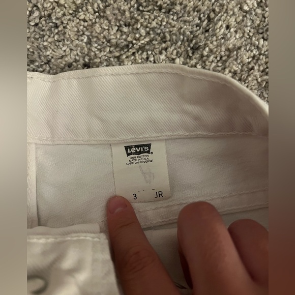 Vintage 90’s White Levi’s Shorts!!
100% Cotton
Excellent condition - Picture 3 of 4